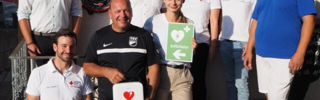 Neuer Defibrillator am TSV-Vereinsheim